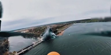 РФ ударила по Печенежской дамбе шестью КАБами: военные показали момент попадания (видео)