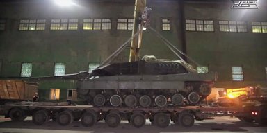 Танк Leopard 2 попал в руки россиян: машину осматривают на "Уралвагонзаводе" (видео)