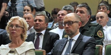 Фронт номер два. Как Яценюк и Турчинов давят на Порошенко