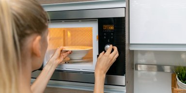 Можуть спричинити вибух: 7 продуктів, яким не місце в мікрохвильовці