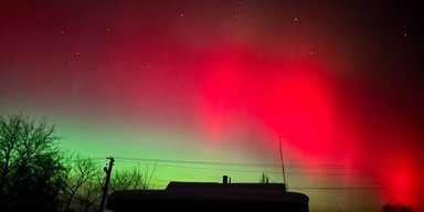 Видно из разных уголков: в небе над Украиной наблюдают яркое полярное сияние (фото)