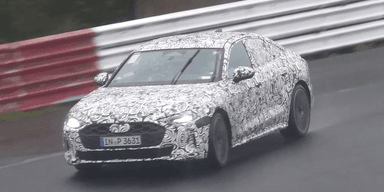 Заряженный седан Audi S5 нового поколения рассекретили до премьеры (видео)
