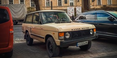 Британская классика: в Киеве заметили редкий роскошный внедорожник 80-х (фото)