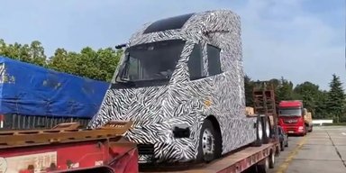 Безсоромний плагіат: у Китаї помітили двійника вантажівки Tesla Semi (відео)