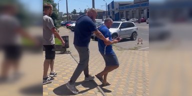 В Одессе тренер обматерил и пожелал смерти военным: его уже увезли сотрудники ТЦК (видео)