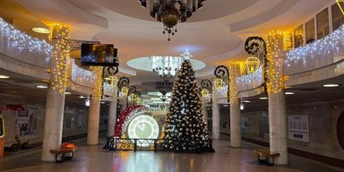 В безопасности: главная елка Харькова снова установлена в метро (фото)