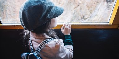 Школярка проїхала зупинку автобуса та заплакала: ніхто не очікував, що зробив водій (відео)