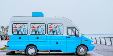 Жінка вперше за 43 роки купила морозиво з фургона: ціна на смаколик її приголомшила (відео)