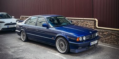 Їх випустили лише 507: у Києві помітили швидкісний заряджений BMW 90-х (фото)