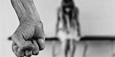 Ґвалтував та розбещував своїх малолітніх дітей: жителя Хмельницького засудили на 12 років