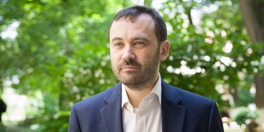 В России при слове "валить" патриот спрашивает "кого", а либерал — "куда", — Илья Пономарев
