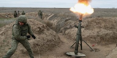 Российские войска используют необычную маскировку артиллерийских позиций (видео)