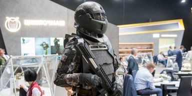 У Росії обіцяють створити бойові костюми "Легіонер", що керують дронами-камікадзе