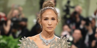 Одинокая и не в духе: Дженнифер Лопес появилась на Met Gala 2024 без Бена Аффлека