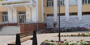 Перед навчальним роком: у Бєлгороді вікна перших поверхів шкіл закривають мішками з піском (відео)