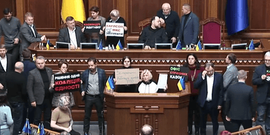 Вдруге поспіль: "ЄС" заблокувала трибуну в Раді перед голосуванням за відставку міністрів