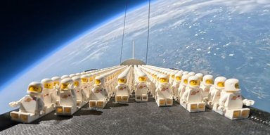 Від фігурок LEGO до кухонної лопатки: найнезвичайніші речі, залишені в космосі