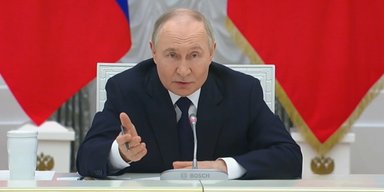 Стріляли з вертольотів і хотіли виборів: Путін пояснив, чому почав вторгнення в Україну (відео)