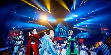 "Он у меня не первый". Взрослые шутки Поляковой, девушка с мотором и светящиеся роботы. Обзор новогодних шоу в Киеве