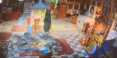 Обстріл України: в Одесі уламок стелі ледь не убив священника, — соцмережі (відео)