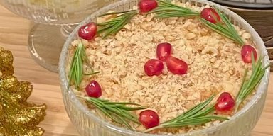 Праздничный салат с курицей и ананасом: очень простой рецепт эффектной закуски