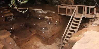 Исследователи выяснили, что одежду начали изготавливать еще 120 000 лет назад (фото)