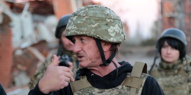 Не забрал свой "Оскар": актер Шон Пенн пропустил церемонию ради поездки в Украину, — NYT