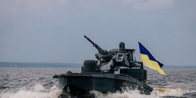 Недалеко от Ялты был поражен танкер "теневого флота" РФ: СБУ показала кадры операции (видео)