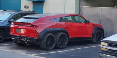 У США помітили єдиний у світі шестиколісний Lamborghini Urus (відео)