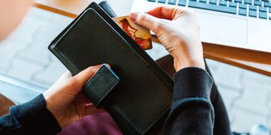 В долгах как в шелках: сколько украинцев в реестре должников и почему они туда попадают