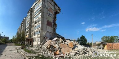 Росія скинула авіабомбу УМБП на 9-поверхівку у Вовчанську: обвалився під'зд, є жертви (фото)
