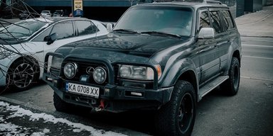 Розкіш із 90-х: у Києві помітили рідкісний японський позашляховик преміумкласу (фото)