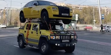 Заради переглядів у соцмережах: блогер перевіз свій Rolls-Royce на даху Hummer (відео)