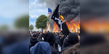 Бунт і піратство: чому мітингарі у Франції обрали "Веселого Роджера" символом протесту (фото)