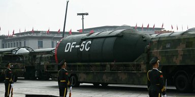 Китай на параде показал ядерную ракету, радиус действия которой охватывает всю планету (видео)