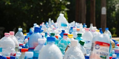 Пластиковые бутылки вскоре смогут заряжать ваши устройства: что придумали ученые