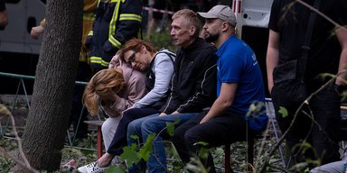 Батьки чекали біля будинку весь день: у Києві з-під завалів деблокували тіло чоловіка, — ЗМІ