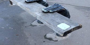 Одна з найкрасивіших у Європі: вандали зіпсували в центрі Києва незвичайну лавку (фото)