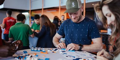 За 116 годин "будівництва": понад 1300 складених корабликів Lego встановили світовий рекорд (фото)