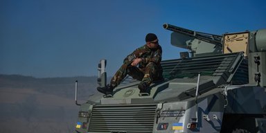 Выдерживает подрыв 10 кг взрывчатки: ВСУ "засветили" неизвестный бронеавтомобиль (фото)