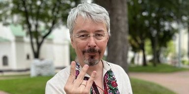 Скандал из-за флешмоба ко Дню независимости: Минкульт извинился за символ трезубца