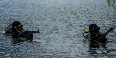 Нічна підготовка бойових плавців: українські морські котики обкатують нову техніку