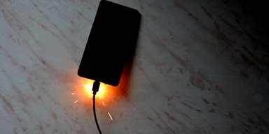 Несподіваний удар Apple: зарядний пристрій iPhone підпалив квартиру в центрі Москви (фото)