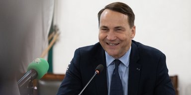 "Они съели зебр, они украли деньги": Сикорский потроллил Орбана после скандала с инкассаторами