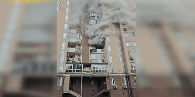 У Києві стався вибух у житловому будинку: горить квартира, — соцмережі (відео)