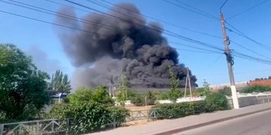 В оккупированном Мелитополе вспыхнул пожар: горит предприятие "Гидромаш" (видео)