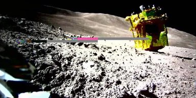 Аварийная посадка: робот-трансформер оказался на Луне и сделал исторический снимок (фото)