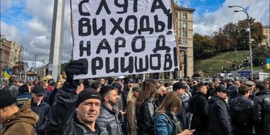 Поразка із сухим рахунком. Чому українці не борються за свою країну, а виїжджають з неї