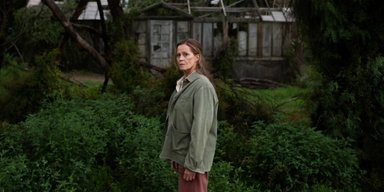 Сигурни Уивер задает тон: стоит ли смотреть сериал "Потерянные цветы Элис Харт"
