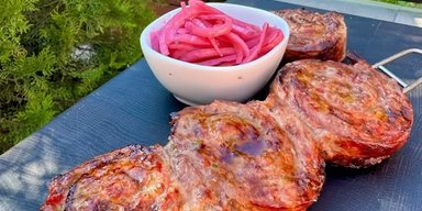 Рулет-шашлык из говядины: рецепт оригинального блюда на мангале (видео)